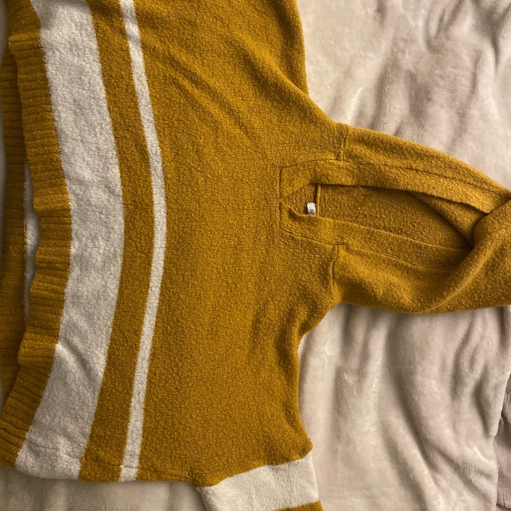 Cropped knitted honey mustard top